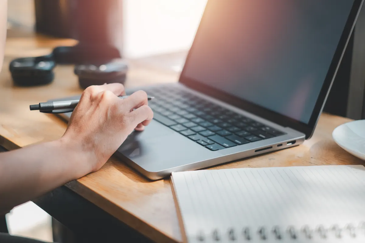 Schriftverkehr und Unterlagen werden am Laptop vorbereitet